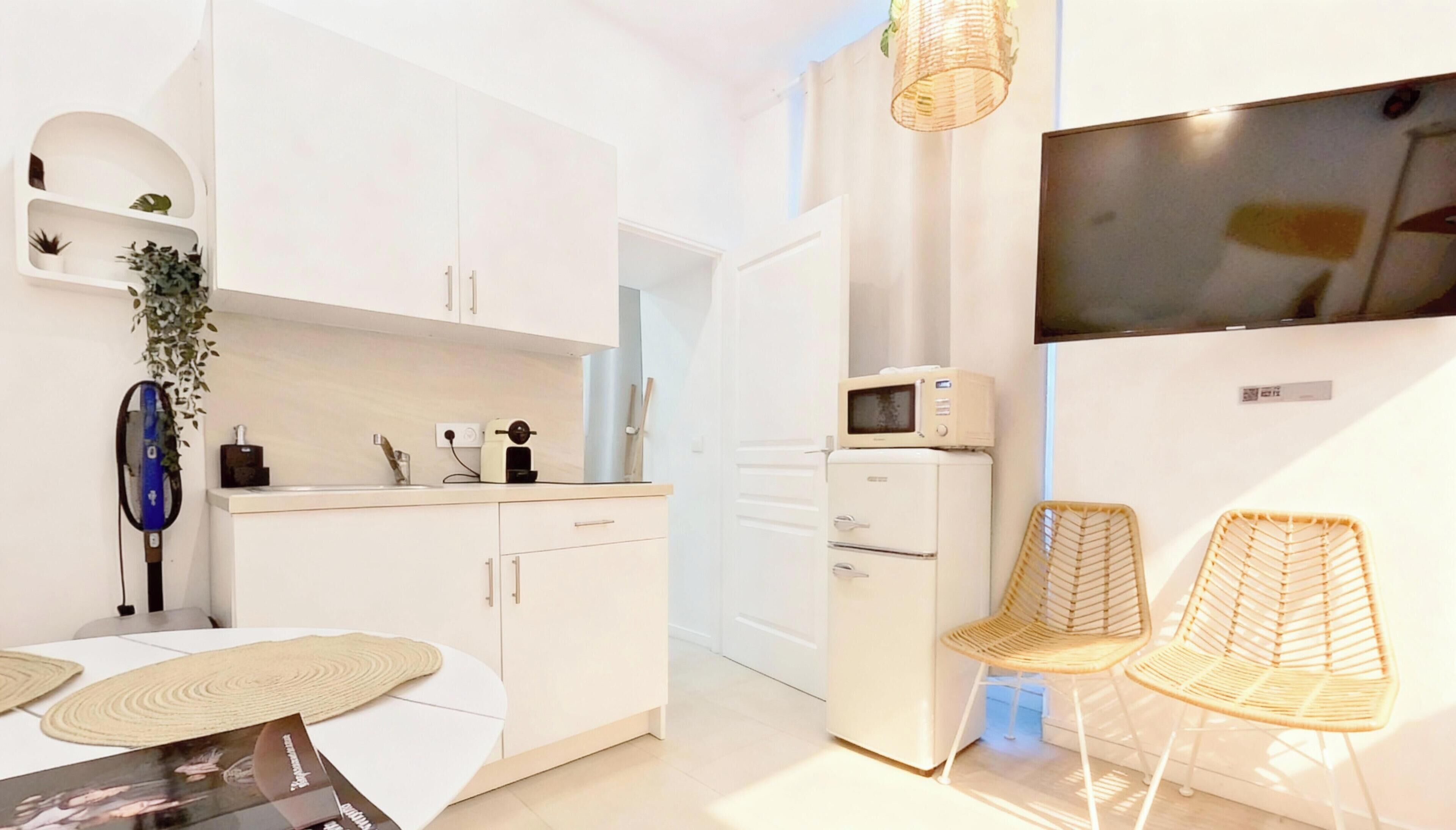 KOS/KEA | Living area | 107-cm flat-screen TV with cable channels, Netflix, pay films