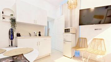 KOS/KEA | Zona de estar | Televisión de pantalla plana de 107 cm con canales por cable, Netflix