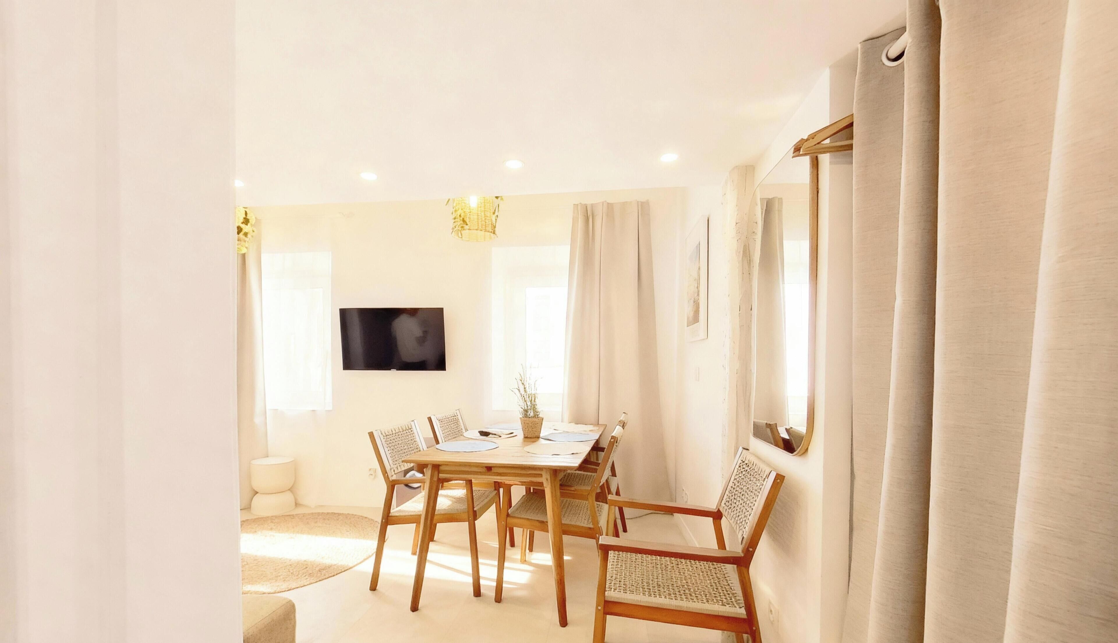 CORFOU | Vardagsrum | 107-centimeters platt-tv med kabelkanaler, Netflix och betalfilmer