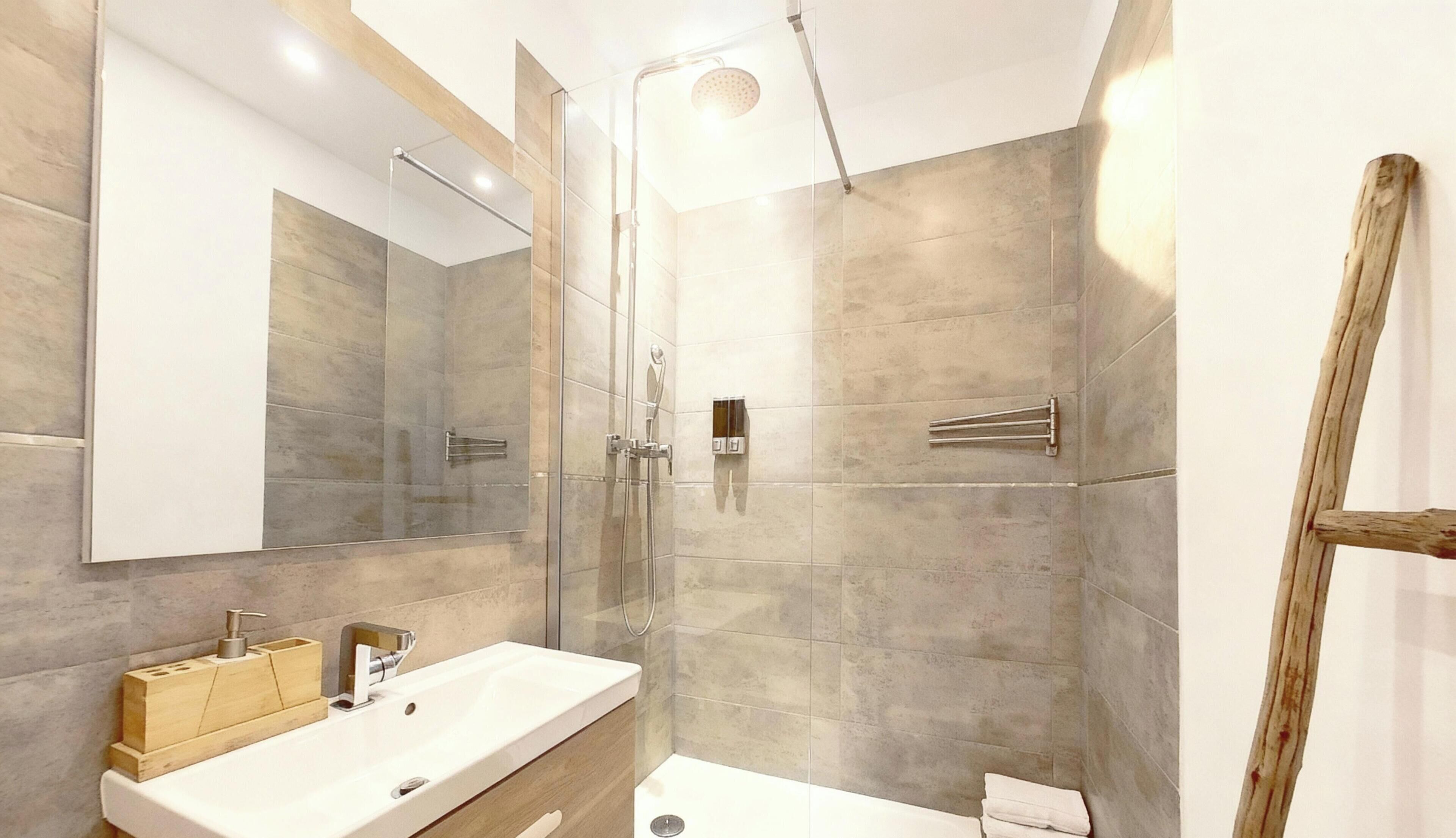 MYKONOS | Baño | Regadera, regadera tipo lluvia, amenidades de baño gratuitas 