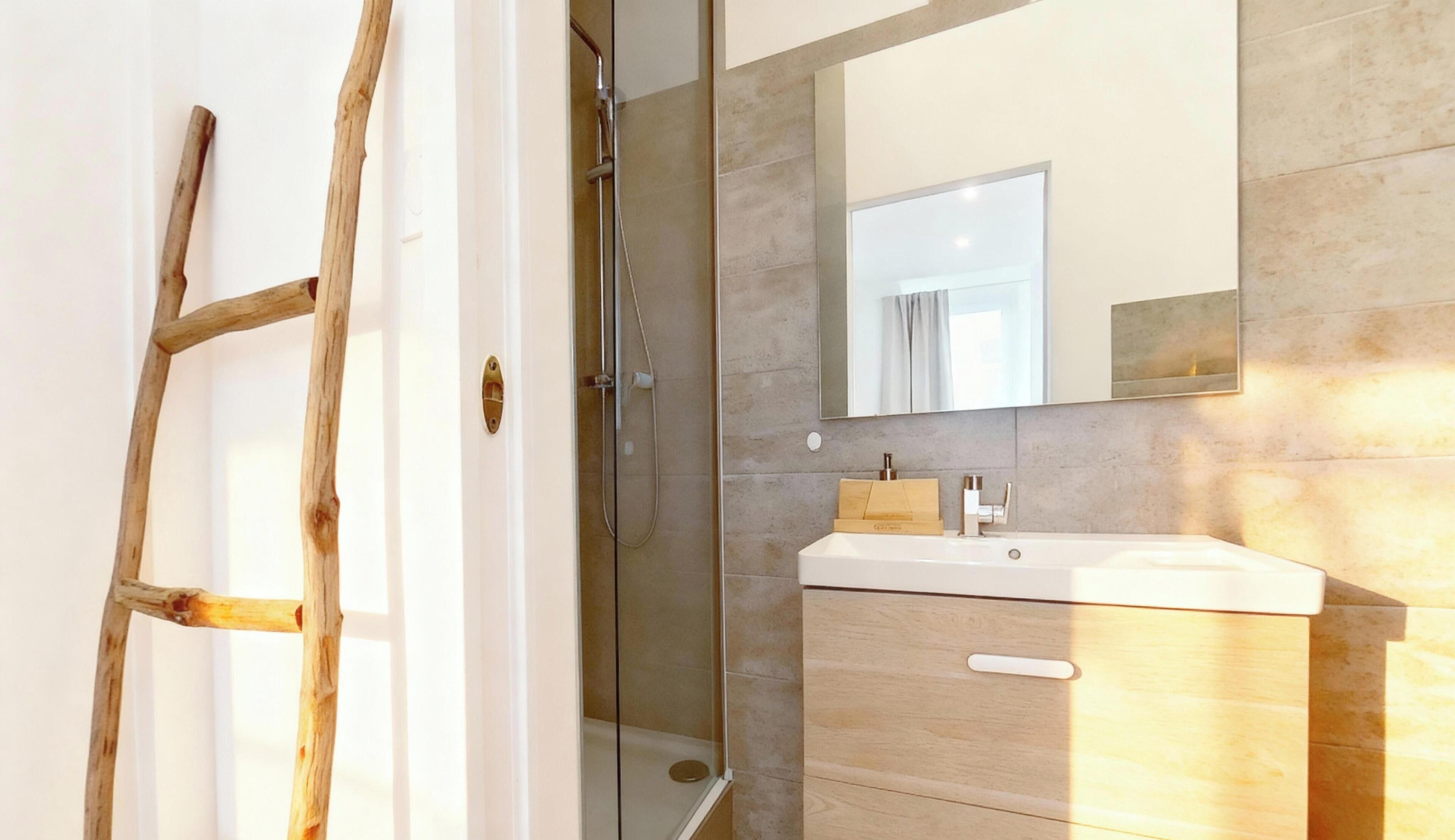 Deluxe appartement | Badkamer | Een douche, een regendouche, gratis toiletartikelen, een haardroger