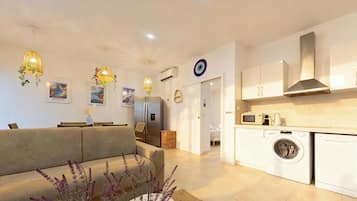 MYKONOS | Zona de estar | Televisión de pantalla plana de 107 cm con canales por cable, Netflix