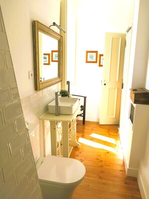 Shower, hair dryer, towels, soap - Charming house w/ pool, 30 min away from the Lisbon airport. (Alenquer)