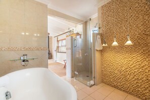Deluxe Room | Bathroom | Free toiletries, towels, soap, toilet paper - Burning Shore Hotel (Walvis Bay)