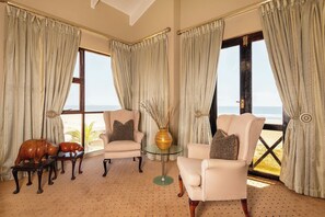 Deluxe kamer | Woonruimte | Een 22-inch lcd-televisie met satellietzenders en een open haard