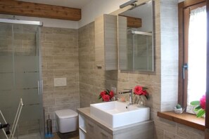 Dusche, Haartrockner, Bidet, Handtücher