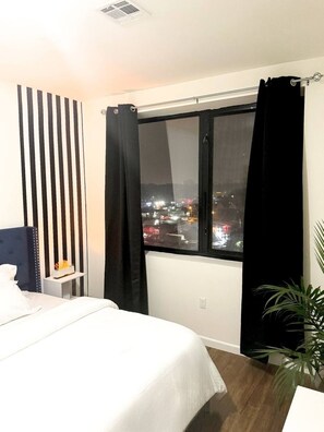 2 bedrooms, iron/ironing board, WiFi, bed sheets - Posh 2BR/2BA King Bed! Free Parking! 30 Min to NYC
(East Orange)