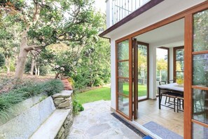 Outdoor dining - Lake Apartment With Lush Garden Veranda (Gonte)