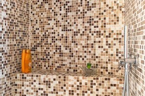 Dusche, Haartrockner, Bidet, Handtücher
