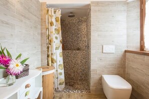 Doccia, asciugacapelli, bidet, asciugamani