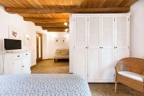 1 bedroom, iron/ironing board, WiFi, bed sheets - Lake Apartment With Lush Garden Veranda (Gonte)