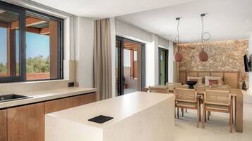 Executive Two Bedroom Suite with Private Pool | Dapur peribadi | Peti sejuk/penyejuk beku saiz penuh, ketuhar gelombang mikro, ketuhar