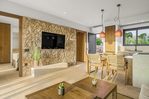 Executive One Bedroom Suite with Private Pool | Wohnbereich | 55-Zoll-Smart-TV mit Satellitenempfang