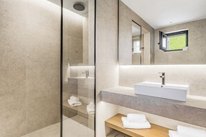 Executive One Bedroom Suite with Private Pool | Badeværelse | Bruser, gratis toiletartikler, hårtørrer, håndklæder