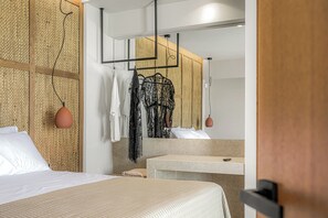 خزنة داخل الغرفة وطراز فريد لكل وحدة ومكتب وتجهيزات عازلة للصوت