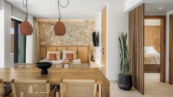 Executive Two Bedroom Suite with Private Pool | Essbereich im Zimmer