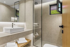 Executive Two Bedroom Suite with Private Pool | Bad | Dusj, toalettartikler (inkludert), hårføner og håndklær