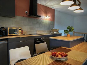 Réfrigérateur, micro-ondes, four, plaque de cuisson