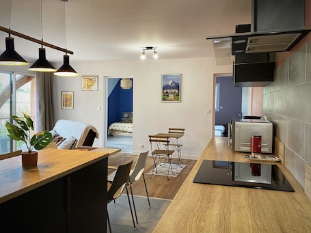 Dining. Un Ancien Fenil Tranformé en Loft Situé Dans une Ancienne Ferme Commingeoise