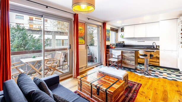 A modern apartment with a living area, a kitchen, and a balcony. - GuestReady - Energetic City Dwelling (Paris)