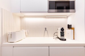 Réfrigérateur, micro-ondes, lave-vaisselle, cafetiÚre/bouilloire