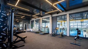 Ein Fitnessstudio mit Gewichte, Laufbändern und Ergometer.