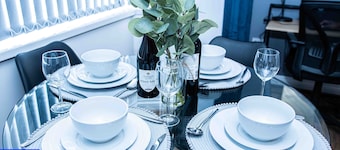 2ndhomestays -walsall- Charming 3-bedroom House