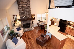 Smart TV, fireplace - Valley Vue - Entire home in McConnellsburg, Pennsylvania
 (McConnellsburg)