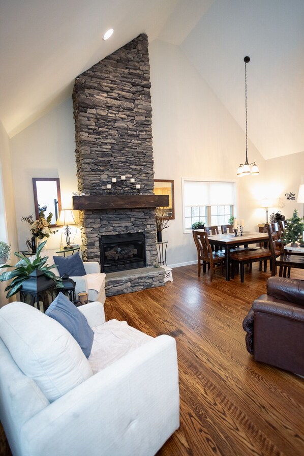 Una Smart TV, una chimenea