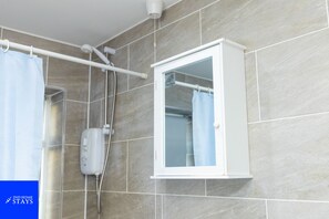 Departamento | Baño | Tina con regadera, tina profunda, amenidades de baño gratuitas, toallas