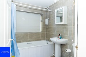 Apartment | Bathroom - 2ndhomestays-west Bromwich- 2-bedroom Maisonette (West Bromwich)