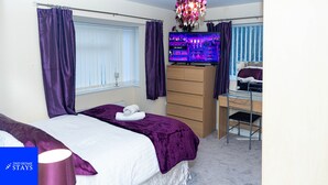A bedroom with a bed, dresser, desk, and chair. - 2ndhomestays-west Bromwich- 2-bedroom Maisonette (West Bromwich)