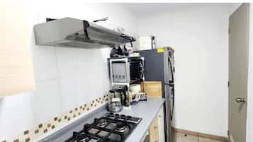 Refrigerador, microondas, horno y utensilios de cocina