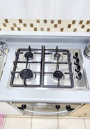 Kjøleskap, mikrobølgeovn, ovn og kjøkkenutstyr