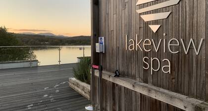 The Penthouse Bowness, Luxury Loft, Jacuzzi bath & Complimentary Lake View Spa