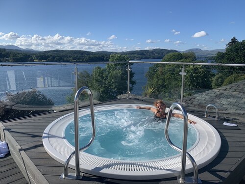 The Penthouse Bowness, Luxury Loft, Jacuzzi bath & Complimentary Lake View Spa
