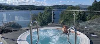 The Penthouse Bowness, Luxury Loft, Jacuzzi bath & Complimentary Lake View Spa