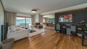 Smart-tv, eldstad, bordsfotboll och datorskÀrmar