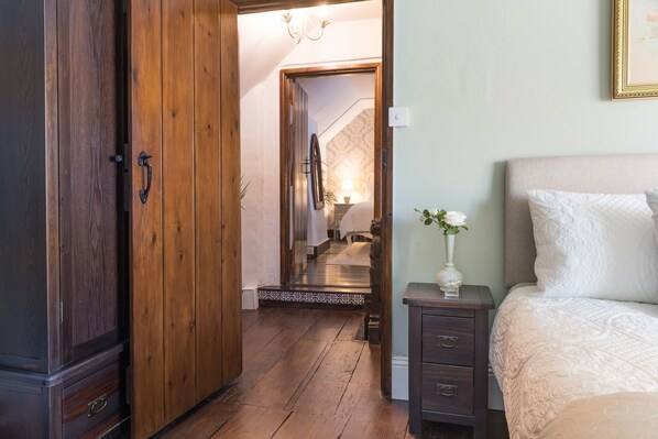 2 slaapkamers, een strijkplank/strijkijzer, gratis wifi, beddengoed