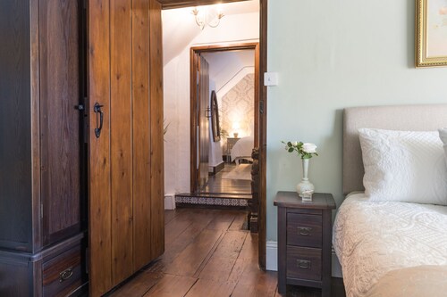 Charming 2 Bedroom Character Cottage