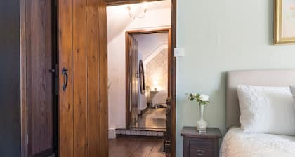 Charming 2 Bedroom Character Cottage