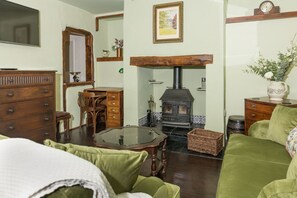 Smart TV - Charming 2 Bedroom Character Cottage (Chideock)