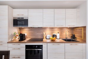 Fridge, microwave, oven, stovetop - Charme Raffiné & Confort Moderne-portes de Paris (Clichy)