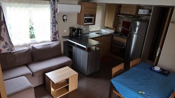Casa rodante clásica, varias camas, para no fumadores, junto al lago | Área de sala de estar | Televisión de pantalla plana