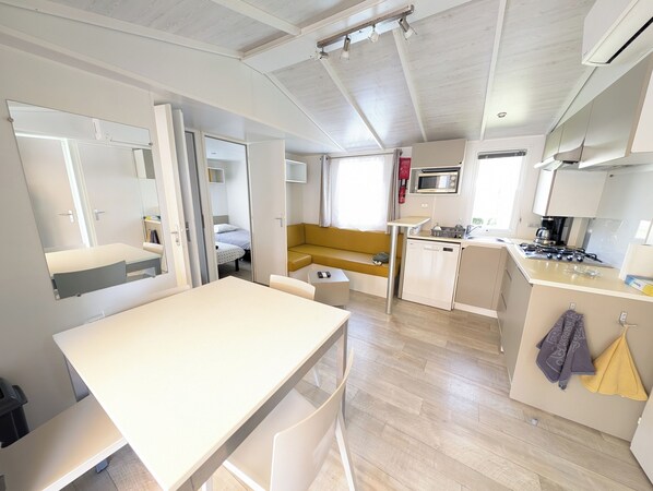 Mobile Home Standard, 3 chambres | Coin séjour | Télévision à écran plat