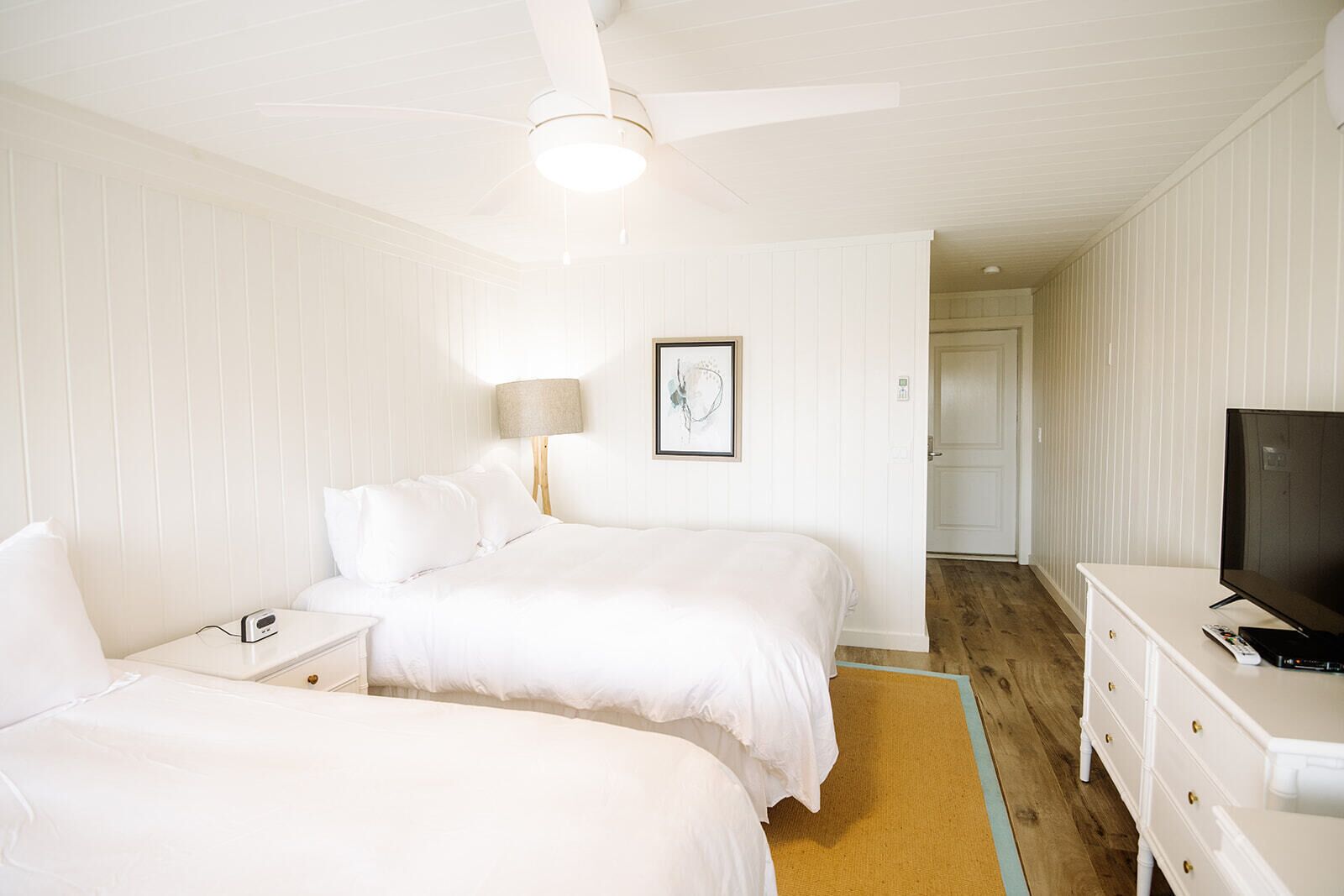 基础双人房 | 高档床上用品、加厚床垫、客房内保险箱、特色装修