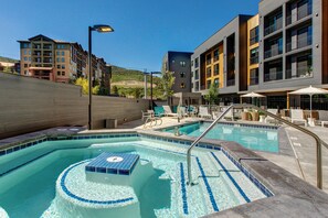A heated pool - Walk-to-lift studio with hot tub, sauna, pool, gym, & game room access (Park City)