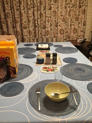 Sarapan Ala Inggris setiap hari (GBP 7 per orang)