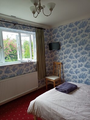 Premium bedding, individually decorated, individually furnished, desk - Lowry House Hotel in Walsall (Birmingham)