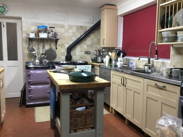 Lemari es besar, microwave, oven, dan kompor